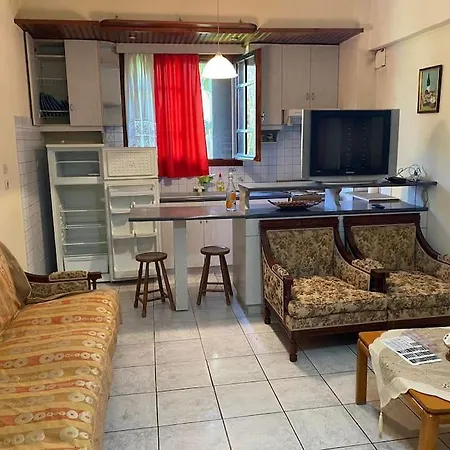 Dimitris Near The Beach! Apartment Karavomilos (Central Greece)